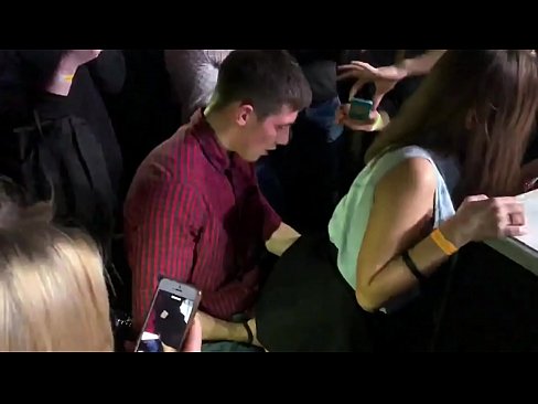 ❤️ Benetako sexua Errusiako diskoteka batean. 18 urteko neska errusiarra uzkian eta baginan izorratuta diskoteka batean Porno fb pornoan eu.pi-porno.ru ☑